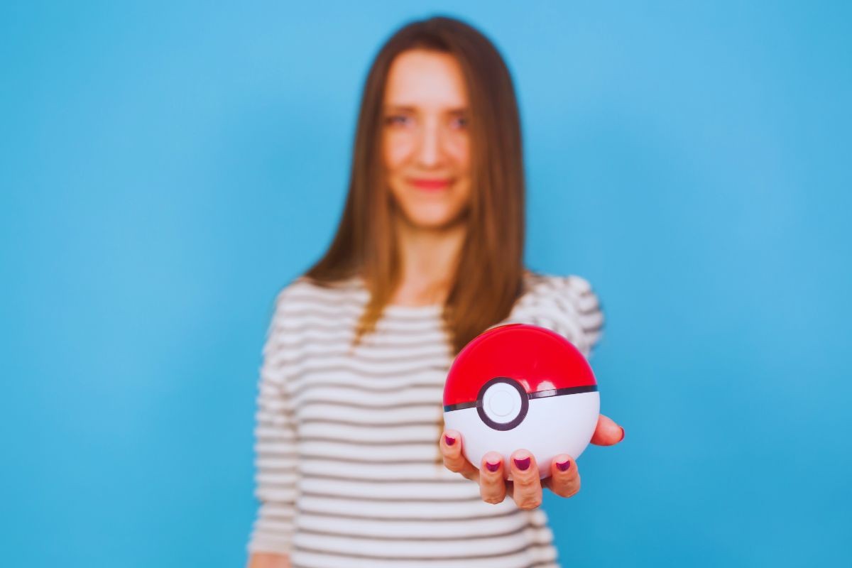 Donna che tiene in mano una Pokeball