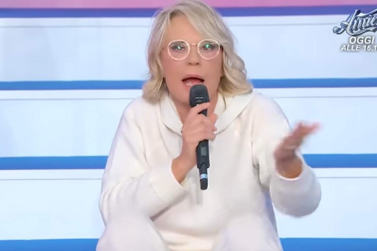 maria de filippi nello studio di uomini e donne