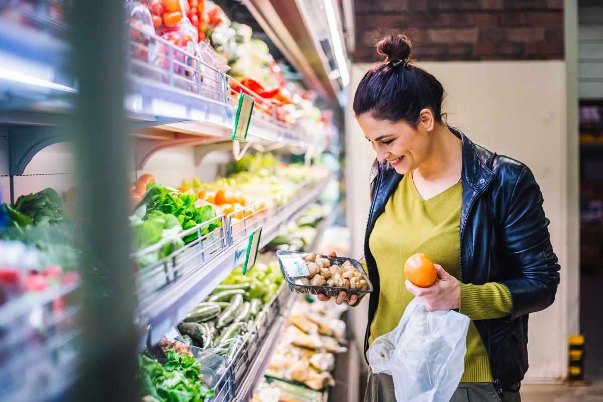 donna al supermercato